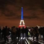 La Torre Eiffel, iluminada el 13 de noviembre con los colores de la bandera francesa tras los atentados terroristas perpetrados por el Estado Islámico.