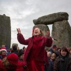 Druidas, paganos y juerguistas participan en la ceremonia que marca el solsticio de invierno en Stonehenge, en Wiltshire (Reino Unido), el 22 de diciembre.