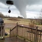 Foto del 23 de diciembre, publicada en Twitter, que muestra el momento en que un tornado toca tierra en Clarksdale, Mississippi.
