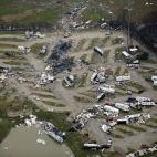 Un parking de caravanas tras la destrucción de un tornado en Garland, Texas.