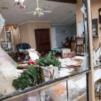 La casa decorada de Navidad de una familia de Rowlett, Texas, yace en ruinas tras el paso de un tornado.