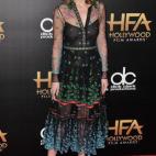 O en esta ocasión, también de Gucci. Fue durante la 19 edición de los Hollywood Film Awards y eligió este romántico vestido midi con transparencias y bordados de colores.