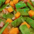 Ingredientes: jud&iacute;as, zanahorias, cebolla y tacos de jam&oacute;n.﻿Receta completa en Cookpad