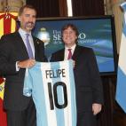 El Príncipe Felipe recibe una camiseta de la selección argentina de fútbol de manos del vicepresidente argentino, Amado Boudou.
