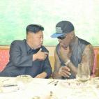 Preguntado por los periodistas en el aeropuerto de Pekín, Rodman se ha limitado a declarar que con el líder norcoreano, Kim Jong-un, ha hablado de "paz, deportes... y mi equipo y su equipo en Corea del Norte", según ha informado la agencia es...