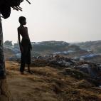 En esta foto tomada el&nbsp;4 de mayo de 2017 en Kutupalong Camp (Bangladesh), el peque&ntilde;o Omar, de ocho&nbsp;a&ntilde;os, mira al horizonte ante su caba&ntilde;a de barro, que comparte con sus padres y cuatro hermanos. Llevaban ya cuatro ...