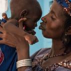 Anta Cisse, de 40 a&ntilde;os, abraza a su hija Belco Diallo, de 24 meses, que padece desnutrici&oacute;n severa con diversas complicaciones, en el CSREF (Centro de Referencia de Salud) de Mopti, Mali, en una imagen tomada el 12 de agosto de 201...