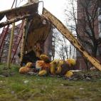 Un juguete de peluche yace en el suelo de un parque abandonado en la calle Stratonavtiv, cerca del aeropuerto de Donetsk, Ucrania, el 6 de abril de 2016.
&nbsp;