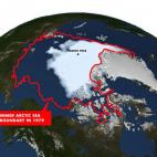 El 18 de septiembre de 2012 el casquete polar alcanz&oacute; su m&iacute;nimo hist&oacute;rico. Comparado con su extensi&oacute;n en el verano de 1979 (trazo rojo), el hielo &aacute;rtico se redujo a la mitad.