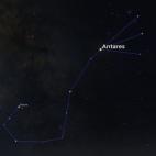 Tiene forma de S (la cola retorcida del escorpión que le da nombre) y sería la segunda constelación que deberíamos buscar cuando miramos hacia el sur. La clave para ello la tiene Antares, una estrella rojiza que rivaliza con el planeta Marte...