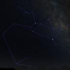 Situada a la izquierda de Escorpio no es fácil de distinguir al completo, aunque sí una de sus partes: la Tetera. Este asterismo —conjunto de estrellas que trazan una forma en el firmamento sin ser una constelación por sí mismas— se comp...