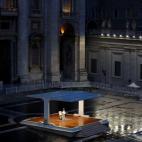 Foto del viernes del Papa Francisco dando una inusual bendición &quot;Urbi et Orbi&quot; -a la ciudad y al mundo- en una Plaza de San Pedro vacía en el Vaticano