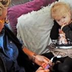 Lillie Sutcliffe, de cinco años en esta foto, tiene una enfermedad genética muy rara llamada cistinosis, condición que hace que se formen cristales en su cuerpo. Debe tomar un coctel de medicamentos a diario para evitar que su cuerpo se convi...
