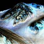 El enigma de la existencia actual de agua líquida en Marte está casi resuelto: el estudio de las imágenes enviadas por la sonda orbital MRO ha revelado la existencia de unas marcas en las laderas que cambian a lo largo del año. El análisis ...