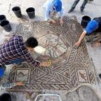 Durante la construcción de un centro de información turística en Lod, una ciudad al este de Tel Aviv (Israel), salieron a la luz los restos de un extravagante mosaico en el suelo de 1.700 años de antigüedad.
