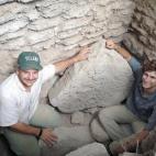 Marcello Canuto (izquierda), director del Instituto de Investigación de la Universidad de Tulane en Estados Unidos, y Luke Auld-Thomas dieron con un monumento maya en piedra muy bien conservado mientras realizaban excavaciones en Guatemala.