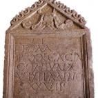 En un antiguo aparcamiento de la ciudad de Cirencester (Inglaterra), se descubrió una sofisticada tumba romana de 1.800 años de antigüedad.