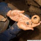 En el norte de Israel los excavadores encontraron anillos, brazaletes y pendientes de 2.300 años de antigüedad. También descubrieron monedas de plata acuñadas durante el reinado de Alejandro Magno, en el siglo IV a.C.