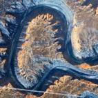 Un astronauta capturó esta imagen desde la Estación Espacial Internacional el 22 de enero de 2014. Es el Green River en Utah (Estados Unidos) doblándose sobre sí mismo —un lugar conocido como Bowknot Bend—.