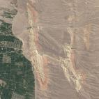 El 30 de agosto de 2014, el Operational Land Imager del Landsat 8 captó esta imagen de ríos atravesando las crestas de colores del suroeste de Kirguistán.