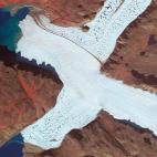 El 7 de agosto de 2012, el Advanced Spaceborne Thermal Emission and Reflection Radiometer (ASTER) del satélite Terra capturó esta imagen en falso color del glaciar Leidy en Groenlandia.