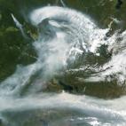 Humo de incendios forestales en Canadá, fotografiado el 11 de julio de 2012 por el MODIS del satélite Aqua.