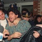 Uno de los primeros casos del astro pampero fue el del 17 de marzo de 1991, cuando al término de un partido entre Nápoles y Bari fue elegido para el control antidopaje, que para su mala suerte dio positivo por cocaína; la federación italian...