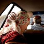 Una mujer lituana embarazada de ocho meses viaja de vuelta a Cairo, en el asiento trasero de un taxi, tras serle denegada la entrada a Gaza, donde vive con su marido de origen palestino. 30 de julio de 2006