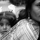 Una mujer mexicana, dedicada a la venta ambulante, acude con su hija a una nueva jornada laboral en el mercado de San Ángel. México, 1994
