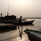 Los barqueros del Ganges esperan clientes desde primeras horas del d&iacute;a.