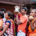 Los peregrinos del templo dorado esperan durante horas portando vasijas con agua del Ganges.