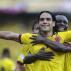 Los colombianos nunca pierden la ocasión de socializar en torno a un buen partido de fútbol. Ya sea para celebrar los éxitos de la selección o para hacer frente a la derrota, todos llevan con orgullo su camiseta amarilla, azul y roja. En la ...