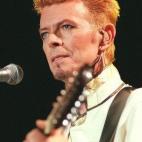 David Bowie en 1997 durante un concierto en París