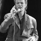 Fotografía de archivo tomada el 6 de junio de 1987 de David Bowie durante un concierto en Berlín