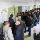 Fila de votantes en un colegio electoral de Roma. Las largas colas para votar han sido una constante durante toda la jornada debido al nuevo sistema electoral italiano.