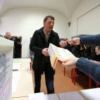El l&iacute;der del partido dem&oacute;crata, Matteo Renzi, recibe su papeleta electoral para ejercer su voto en un colegio de Florencia.