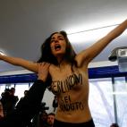 Una activista de Femen en topless ha interrumpido el momento en el que el l&iacute;der de Forza Italia, Silvio Berlusconi, se dispon&iacute;a a depositar su papeleta. El mensaje escrito en su torso es &quot;Berlusconi, est&aacute;s acabado&quot;...