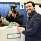 El l&iacute;der del partido La Liga Norte y candidato a las elecciones generales italianas, Matteo Salvini, deposita su papeleta.