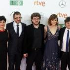 El director y guionista Juan Miguel del Castillo junto a la actriz Natalia de Molina y al resto del equipo