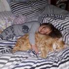 Sólo se duerme si el gato, Milo, se queda con ella. Y se asegura de que eso pase, claro… en mi cama.
