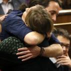 El líder de Podemos, Pablo Iglesias, abraza a la diputada Tania Sánchez, con la que hace meses mantenía una relación.