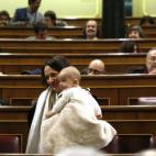 La diputada de Podemos Carolina Bescansa llega con su bebé al hemiciclo.