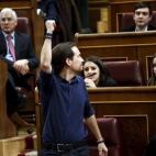 Pablo Iglesias alza el brazo durante su jura del cargo.