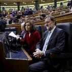 Mariano Rajoy y Soraya Sáenz de Santamaría, en sus asientos en el Parlamento español.