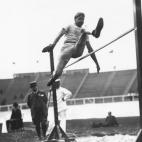 Entre 1900 y 1912 la categoría de atletismo incluyó esta prueba, en la que los competidores tratan de saltar lo máximo desde una postura erguida. El estadounidense Ray Ewry (en la foto) fue el maestro de la disciplina al ganar tres medallas d...