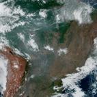 El sat&eacute;lite GOES-16 capta el humo del Amazonas que se observa desde el espacio.