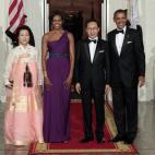 En octubre de 2011, con un vestido morado con un hombro asimétrico diseñado por el creador coreano-estadounidense Doo-Ri Chung, en honor precisamente al presidente de Corea, Lee Myung-bak, y su esposa, Kim Yoon-ok.