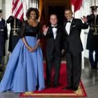 En febrero de 2014, con un vestido de Carolina Herrera en encaje negro y azul Francia… en la cena honor al presidente francés, François Hollande.