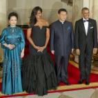 En septiembre de 2015 en la cena con el presidente chino Xi Jinping y su esposa, Peng Liyuan, con otro de sus looks más potentes: un vestido de corte sirena con escote Bardot y volantes en el bajo de Vera Wang (diseñadora estadounidense de pad...