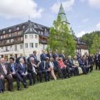 Los líderes de los países miembros del grupo del G7 y otros estados invitados se sientan en un banco en el exterior del palacio de Elmau (Alemania). La lucha contra el cambio climático es el tema de la sesión de trabajo con la que los líder...